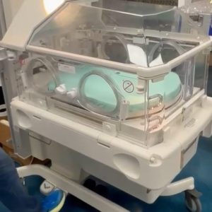 INCUBADORA NEONATAL GE